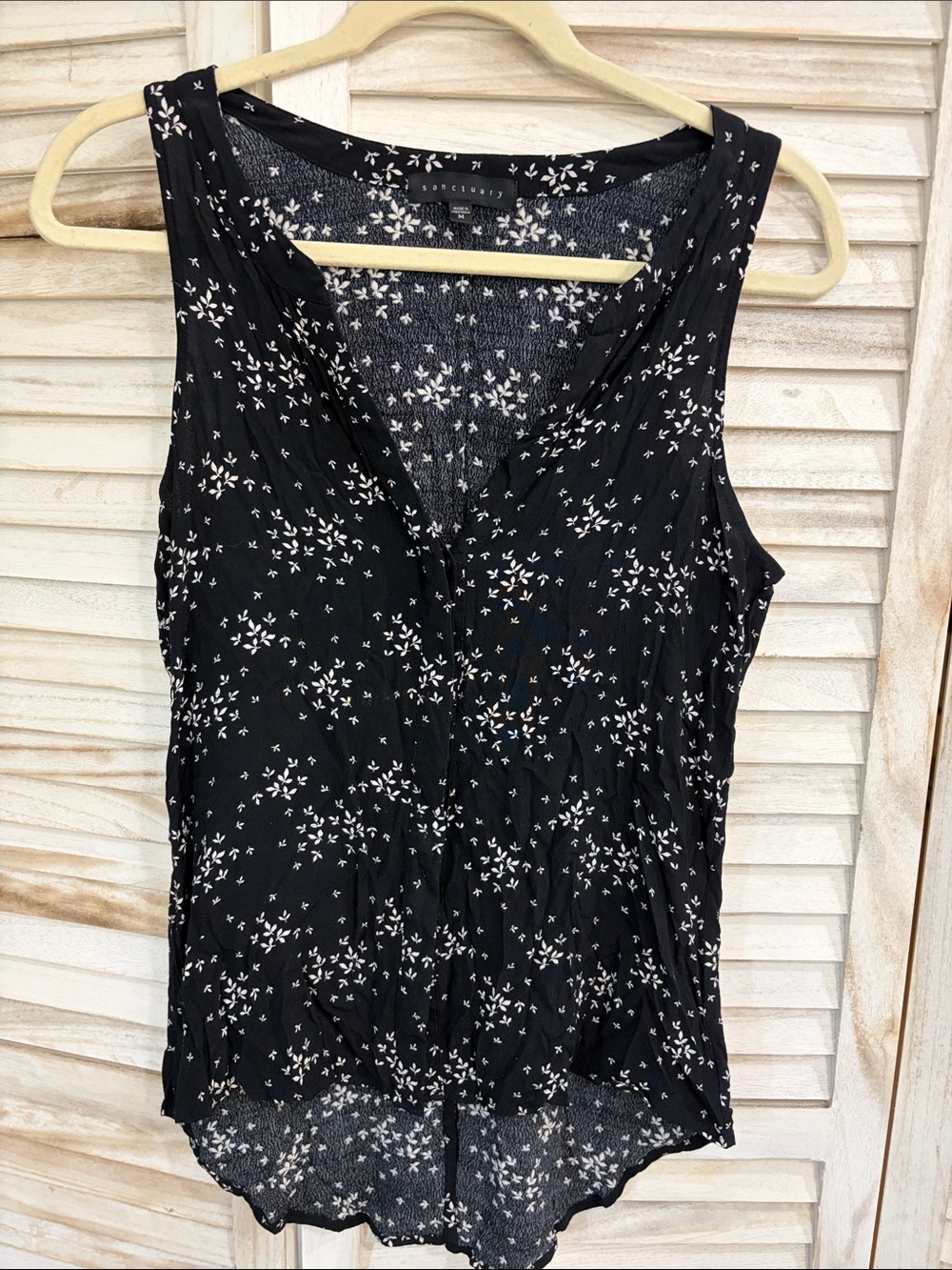 Sanctuary Black & White Floral V-Neck Sleeveless hi/lo blouse